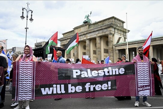 برلین میزبان تجمع هزاران نفری در حمایت از مردم غزه برلین میزبان تجمع هزاران نفری در حمایت از مردم غزه