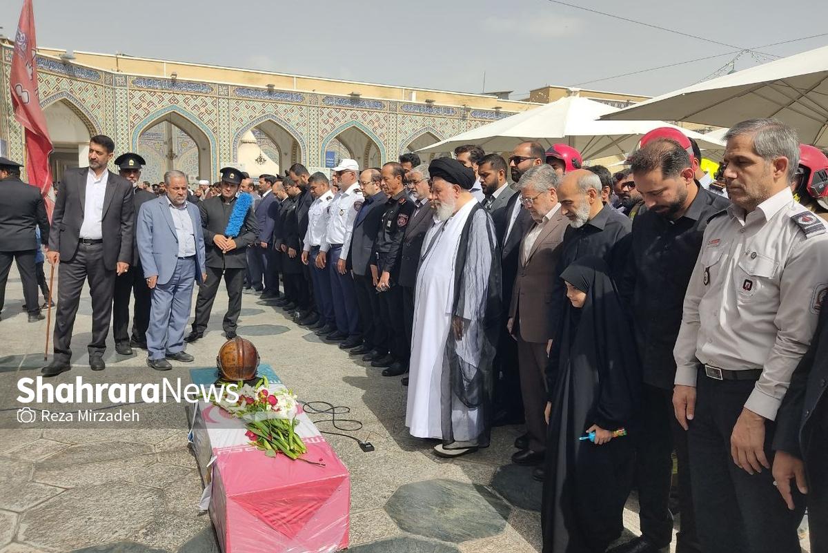 نماز بر پیکر آتش نشان ایثارگر شهید رضا فخریان به امامت آیت الله علم الهدی در حرم امام رضا (ع) اقامه شد.