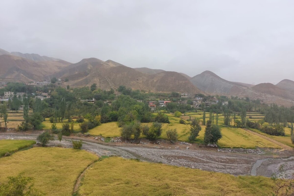 روستای ییلاقی ایدلیک در ۲۷ کیلومتری کلات نادری بین دوراهی کلات به درگز قرار دارد.