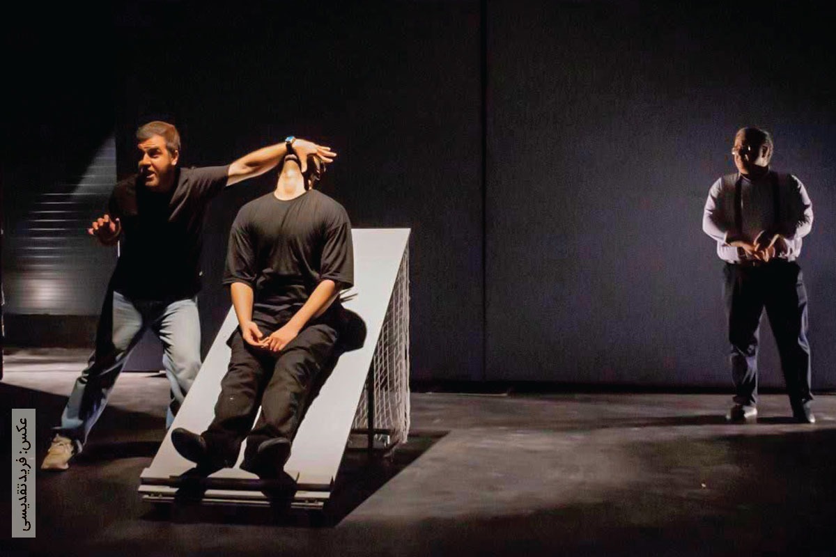 نمایش «لمس» تجربه‌ای نادر در تئاتر است؛ تجربه‌ای که از همان آغاز، مخاطب را در برابر زخمی عمیق و انسانی قرار می‌دهد، زخمی که نه تنها بدن را می‌آزارد بلکه روان را نیز در می‌نوردد.