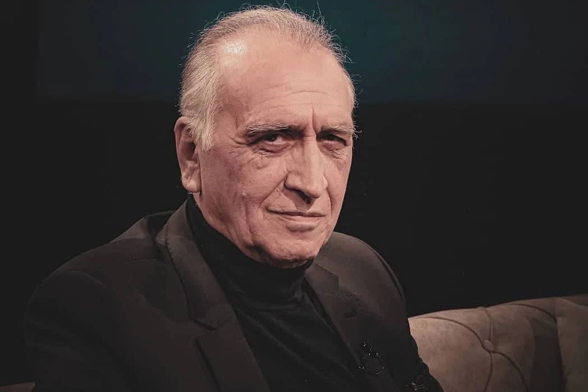 «احمد نجفی» از معدود بازیگرانی است که اجرا را با قواعد خودش پیش می‌برد. اغلب بازیگر‌هایی که سر از اجرا درمی‌آورند، همان آدم همیشگی هستند که فقط جایگاهشان تغییر می‌کند، اما نجفی، بر اجرا مسلط است.