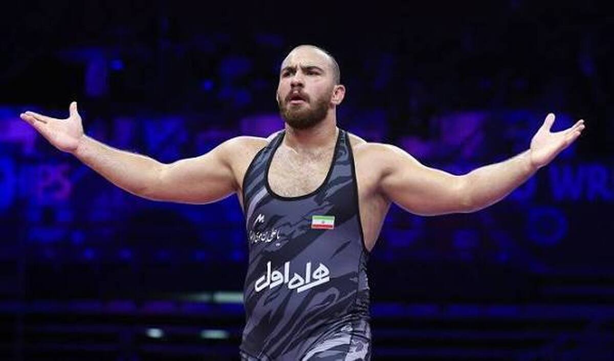 امیرحسین زارع را ببینید وقتی سرود ایران را می‌خواند و با افتخار مدال طلا را بر گردن دارد.