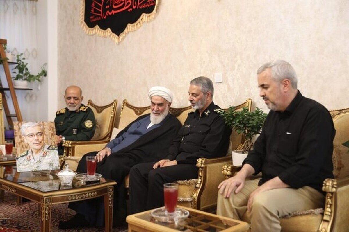دیدار رئیس ستاد کل نیرو‌های مسلح با خانواده فرماندهان شهید جنگ ۱۲ روزه تحمیلی