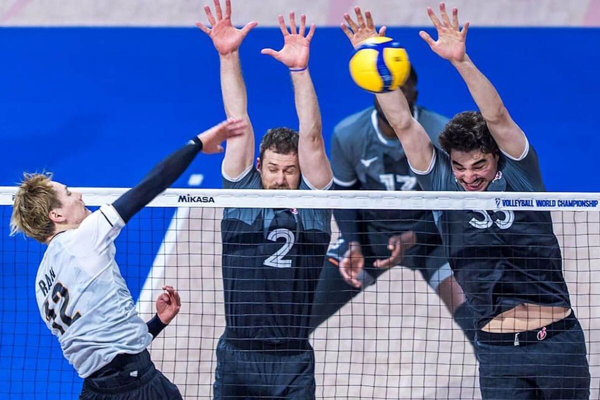 تیم ملی والیبال ژاپن پس از دومین شکست متوالی خود در مرحله گروهی از صعود به مرحله بعد بازماند.