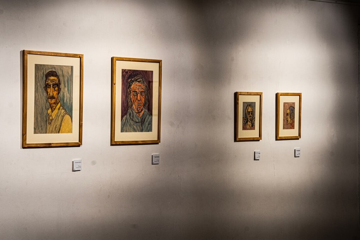 نمایشگاه نقاشی «رِمو» که در نگارخانه آسمان برگزار می‌شود آیینه‌ای ترک‌خورده از چهره‌های انسان امروز است؛ زخم‌ها، سکوت‌ها و خاطراتی که هرکدام‌مان در خود حمل می‌کنیم.