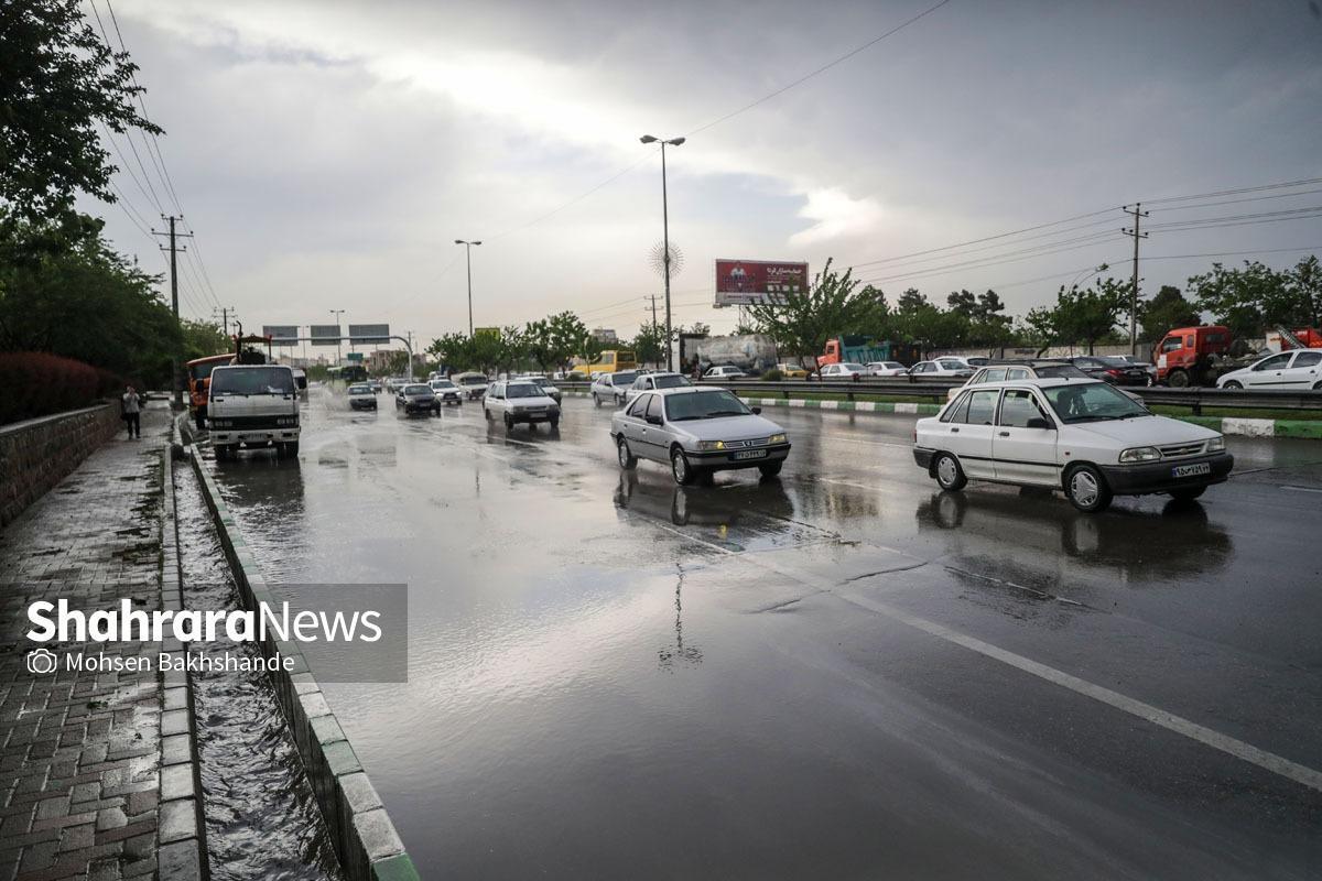 کارشناس اداره هواشناسی خراسان رضوی گفت: تا اواخر هفته جاری، با شدت و ضعف افزایش ابر و بارش‌های رگباری پراکنده به ویژه در ارتفاعات شمالی استان با احتمال آب‌گرفتگی معابر و ایجاد رواناب رخ خواهد داد.