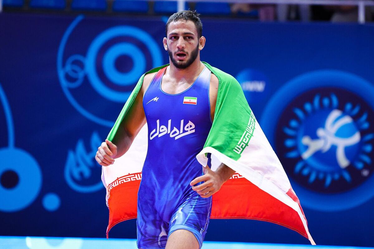 امیرعلی آذرپیرا، نماینده وزن ۹۷ کیلوگرم کشتی آزاد ایران در قهرمانی جهان، توانست حریف بلغارستانی خود را شکست دهد و راهی یک‌چهارم شود.