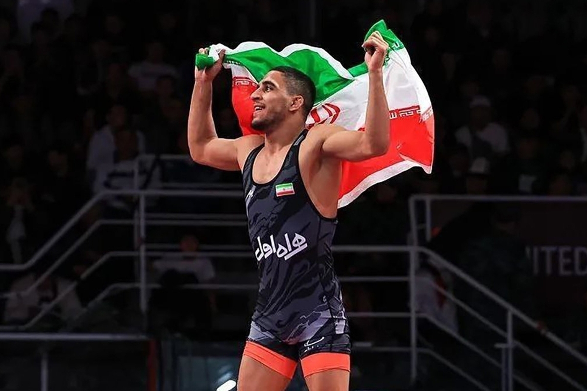 رحمان عموزاد در وزن ۶۵ کیلوگرم کشتی آزاد قهرمانی جهان، توانست حریف آمریکایی خود را شکست دهد.