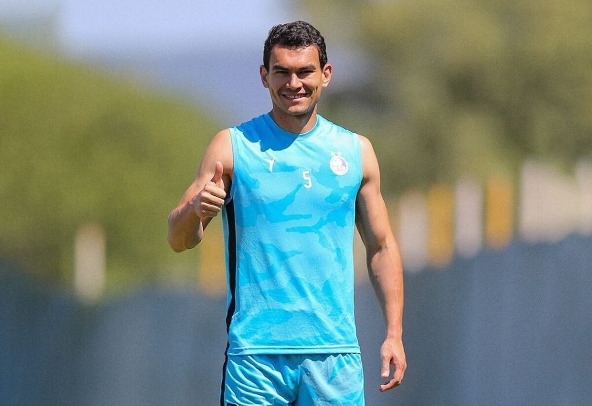 مدافع ازبکستانی استقلال وارد لیست این تیم خواهد شد، اما حضورش در ترکیب اصلی آبی‌ها مقابل الوصل امارت بعید به نظر می‌رسد.