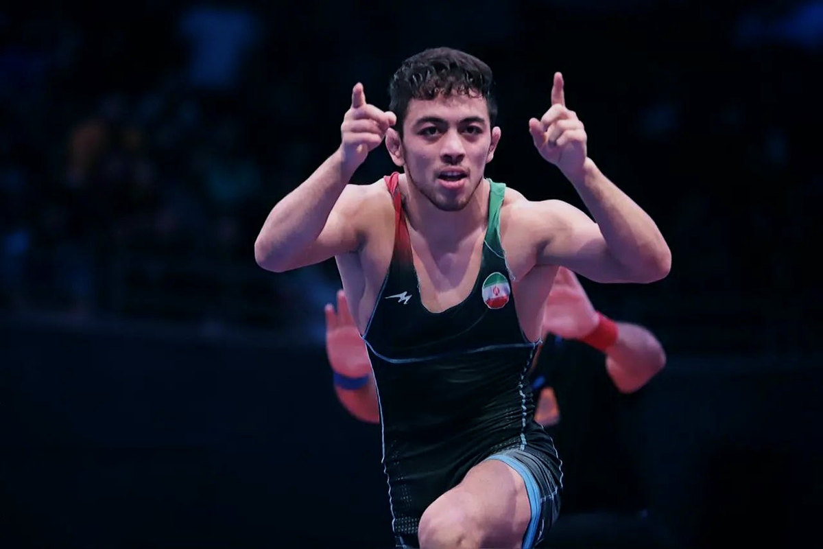 آزادکار سابق تیم ملی ایران و عضو فعلی تیم ملی کانادا، به نیمه‌نهایی مسابقات جهانی ۲۰۲۵ رسید و حریف رحمان عموزاد شد.