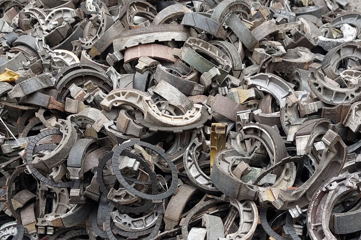 مدیرکل هماهنگی و نظارت بر خدمات شهری شهرداری مشهد گفت: در حال حاضر، حدود ۴۶۶ هزار و ۲۰۲ شهروند، مشترک دائمی طرح تفکیک از مبدأ هستند. علاوه بر این، شرکت‌های فعال نیز روزانه ۳۵ تن ضایعات خشک را از سطح شهر جمع‌آوری می‌کنند که این حجم در ماه به بیش از هزار تن می‌رسد.