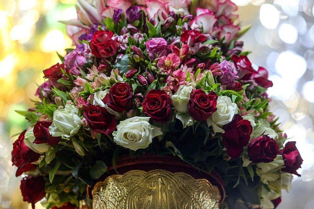 ویدئویی از گل‌آرایی ضریح مطهر حضرت معصومه(س) را ببینید.