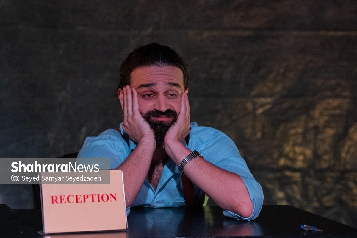 نمایش «چهار دقیقه» قصه‌ی ماندن در سوگ و جست‌وجوی راهی برای ادامه‌دادن است.