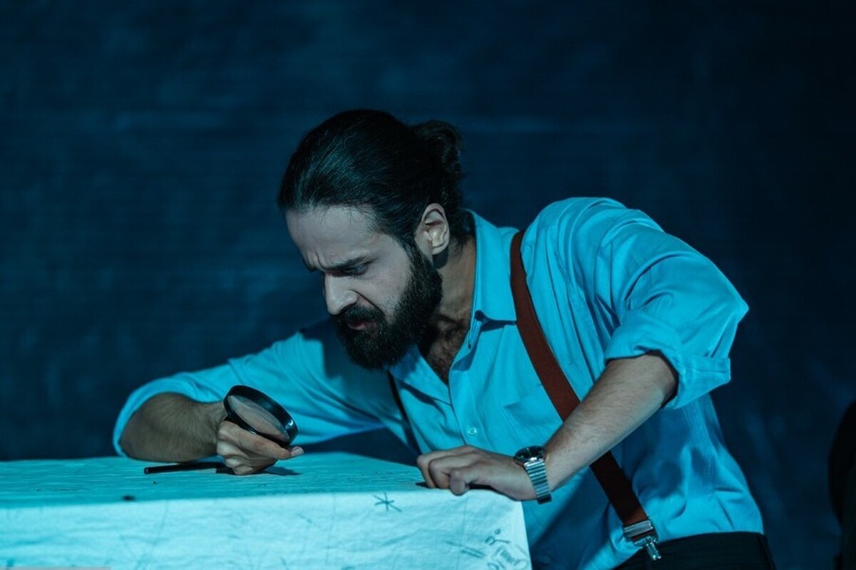 نمایش « چهار دقیقه» که این روزها در تماشاخانه‌ بهار روی صحنه می‌رود، قصه‌ سوگواری طولانی‌ است که مرز میان واقعیت و خیال را در هم می‌ریزد.