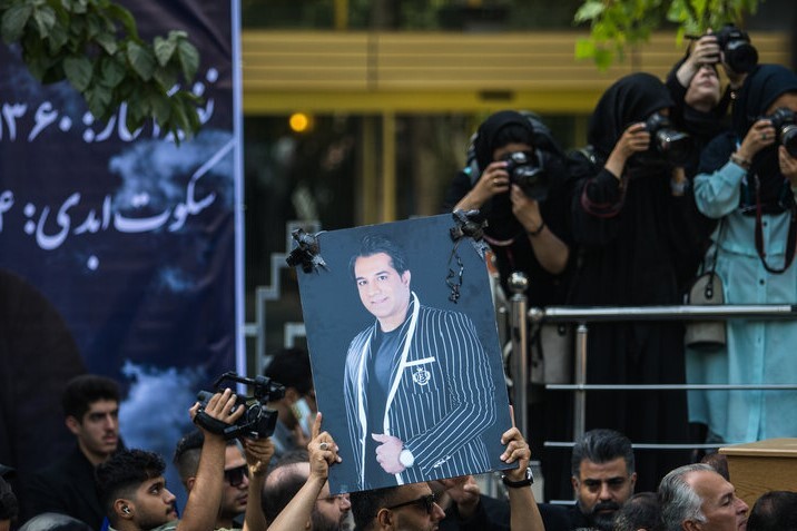 مراسم خاکسپاری پیکر امید، خواننده مطرح، برگزار شد + فیلم و تصاویر مراسم خاکسپاری پیکر امید، خواننده مطرح، برگزار شد + فیلم و تصاویر