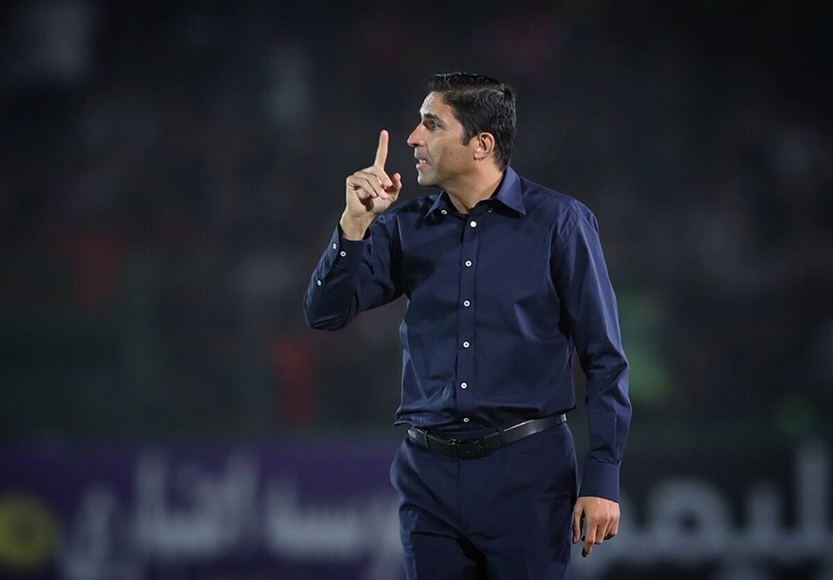 هاشمیان از هافبک‌های پرسپولیس راضی نیست