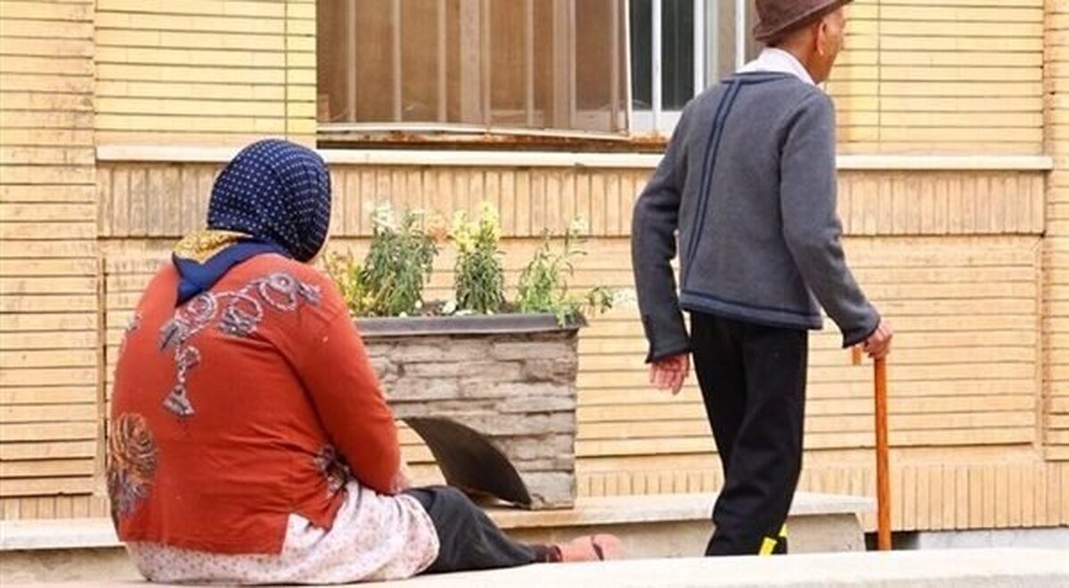 “طلاق خاکستری” دیگر پدیده‌ای نوظهور نیست، بلکه واقعیتی رو به رشد در میان افراد بالای ۵۰ سال است. این جدایی‌ها که با افزایش طول عمر و تغییر نگرش‌ها همراه شده، نه تنها پایان یک دوره برای زوج‌هاست، بلکه می‌تواند آغاز بحرانی عمیق برای فرزندان بزرگسالشان باشد. از تردید در خاطرات خانوادگی تا فروپاشی پایه‌های زندگی، پیامد‌های طلاق والدین در دوران سالمندی، لایه‌های پنهانی دارد که در این مطلب به آن می‌پردازیم.