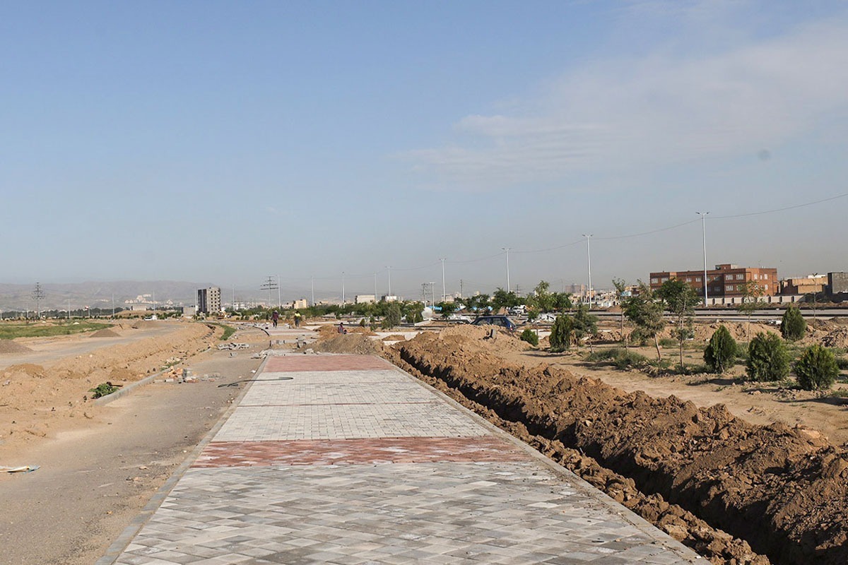 معاون محیط زیست و خدمات شهری شهرداری مشهد گفت: حدود ۲۰ هکتار از بوستان کرامت آماده شده و قابل بهره‌برداری است و در مرحله بعد باید ۵۰ درصد از این بوستان آماده شود که همزمان با آن احداث باغ رویش، باغ ورزش و پارک بانوان نیز آغاز شد.