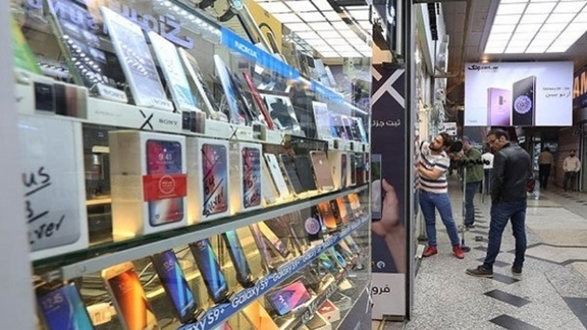 این روز‌ها در بازار لوازم جانبی موبایل شاهد عرضه کالا‌هایی هستیم که با عنوان اصل فروخته می‌شوند، اما در عمل تقلبی از آب درمی‌آیند؛ محصولاتی بی‌کیفیت که به گفته کارشناسان نه‌تنها عمر گوشی را کوتاه می‌کنند، بلکه خسارت‌های میلیونی و بعضاً جبران‌ناپذیر به مصرف‌کنندگان تحمیل می‌کنند.