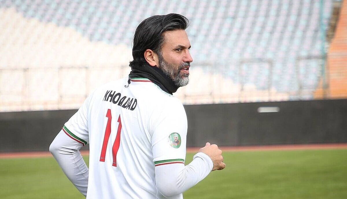 پیشکسوت و ستاره سابق استقلال و تیم ملی، به‌شدت از برخی تصمیمات در این باشگاه ناراضی است. او به انتخاب خسرو حیدری که از نظر او فردی بی‌تجربه است، در کادر فنی استقلال اشاره کرده است.