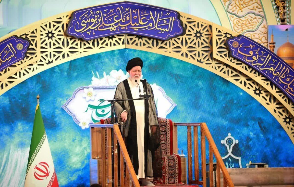 نماینده ولی‌فقیه در خراسان رضوی با بیان اینکه هوشیاری و بیداری مردم؛ کلید حفظ استقلال و عزت کشور است، گفت: مسئولان نظام باید متوجه دلبستگی و وابستگی مردم به مقام معظم رهبری باشند و بدانند که آنان باید مجری فرمایشات رهبری باشند.