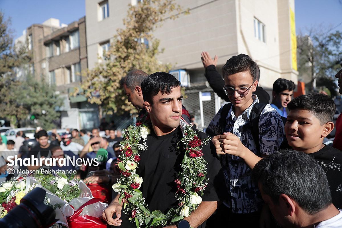 احمد جوان، کشتی‌گیر پرافتخار مشهدی که پس از کسب نخستین مدال جهانی برای مشهد در طول ۲۳ سال گذشته، در فرودگاه بین‌المللی این شهر مورد استقبال پرشور مردم و مسئولان قرار گرفت. این قهرمان که در رقابت‌های جهانی اخیر به مدال نقره دست یافت، دربارهٔ دشواری مسابقات گفت: مسابقات جهانی بسیار سخت بود و رقابت‌ها در ردهٔ بزرگسالان فشرده و پیچیده است. با لطف خدا توانستم این مدال نقره را بدست آورم، دست این مردم را می‌بوسم.