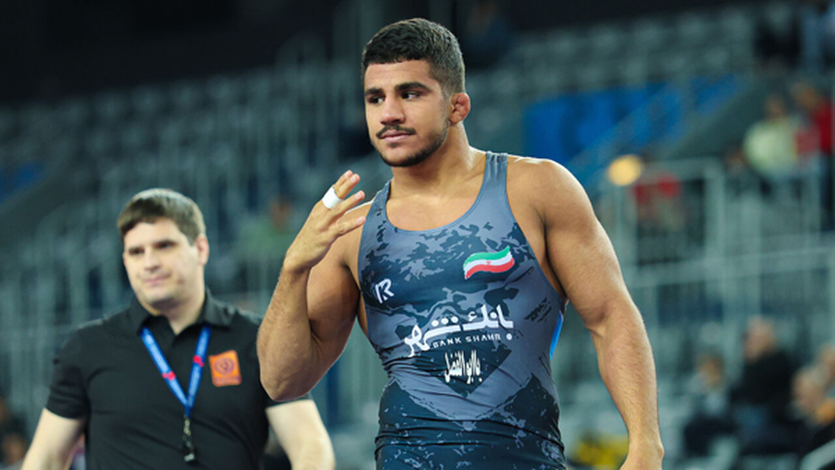 فرخی به قولی که به مادرش داده بود، عمل کرد و به طلای جهان رسید.