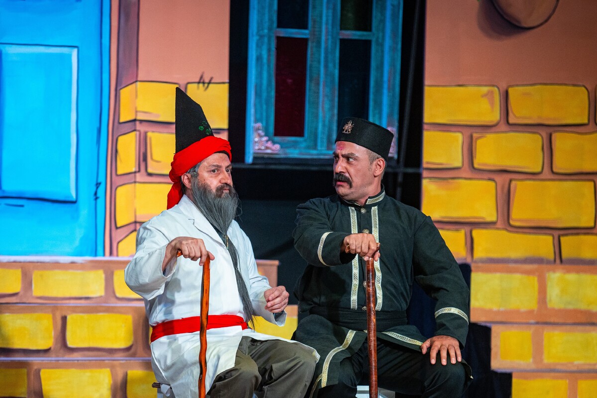 نمایش «طبیب اجباری» بعد از ده سال بار دیگر با ترکیب موسیقی محلی گیلان و آذربایجان در تئاتر شهر روی صحنه می‌رود.