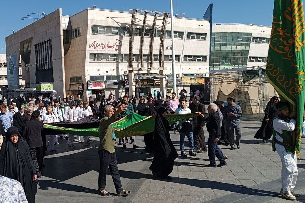 آیین استقبال از بیست‌وچهارمین کاروان پیاده مشهد به کربلا صبح امروز با حضور جمعی از اعضای شورای اسلامی شهر، مدیران شهری، مسئولان استانی و اقشار مختلف مردم مشهد در عرصه میدان شهدا برگزار شد.