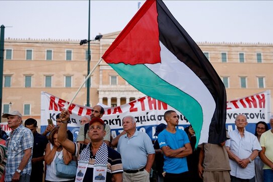 هزاران نفر در آتن به حملات رژیم صهیونیستی در غزه اعتراض کردند هزاران نفر در آتن به حملات رژیم صهیونیستی در غزه اعتراض کردند