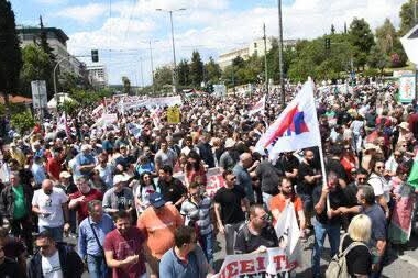 هزاران نفر در آتن به حملات رژیم صهیونیستی در غزه اعتراض کردند هزاران نفر در آتن به حملات رژیم صهیونیستی در غزه اعتراض کردند