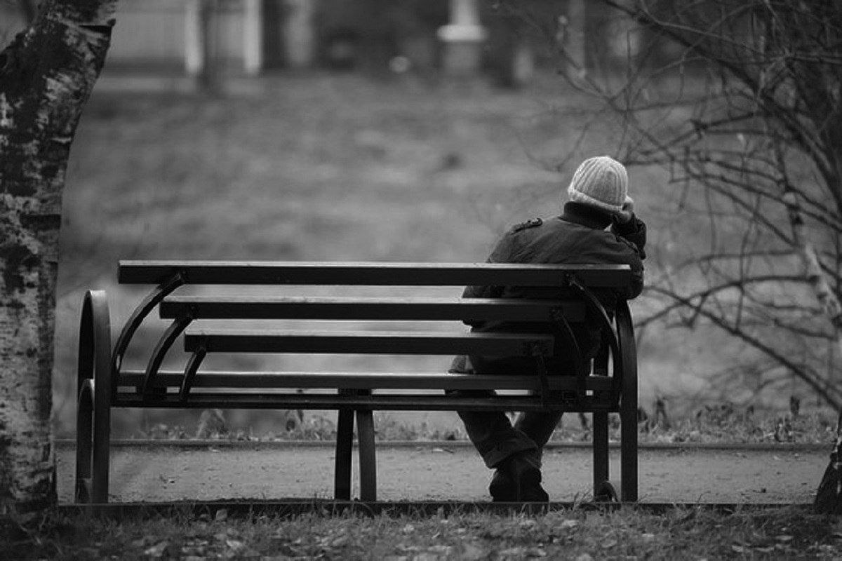 آلزایمر، همان قاتل خاموش خاطرات ماست که آرام پیشروی می‌کند و زمانی می‌رسد که حتی هویت یک خانواده را به خطر می‌اندازد. اکنون فرارسیدن ۲۱ سپتامبر و روز جهانی آلزایمر، بهانه‌ای برای ماست تا لحظه‌ای درنگ کنیم و درباره دشمن عزیزترین خاطراتمان بیشتر بدانیم.