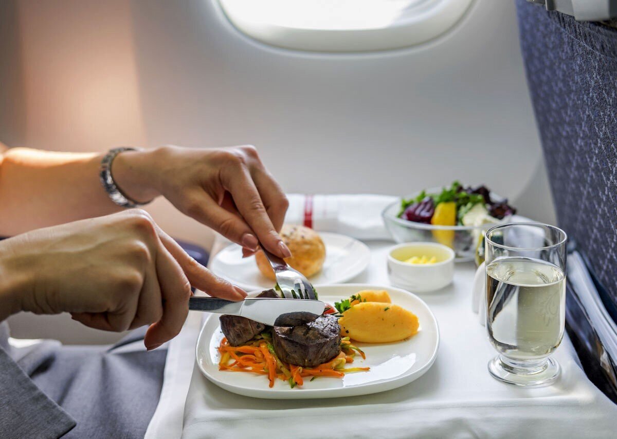 مدیرکل دفتر بهبود تغذیه جامعه وزارت بهداشت از اجرای کامل توافقات با ایرلاین‌ها برای اصلاح منوی غذایی پرواز‌ها خبر داد.