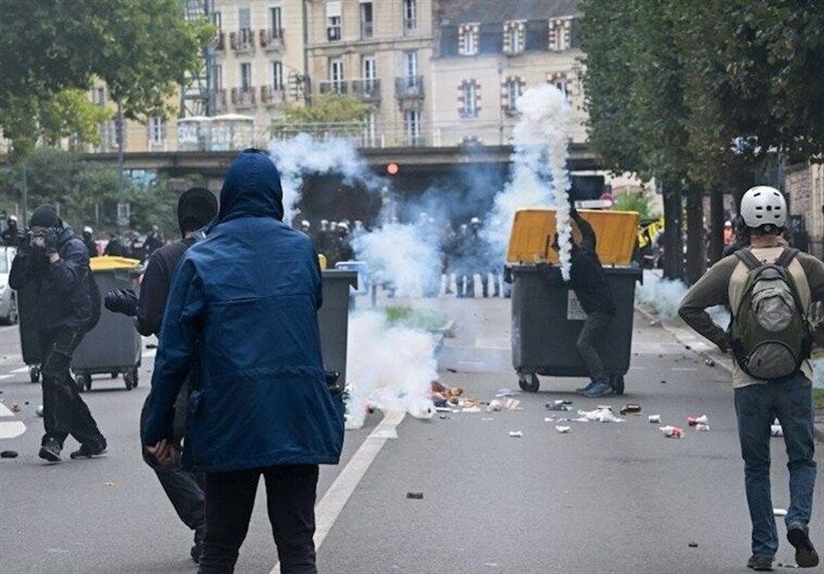 مسائل جاری در فلسطین و بازی مطلق کاخ الیزه در زمین صهیونیست‌ها و حمایت مکرون از نسل‌کشی کودکان و زنان بی‌گناه در نوار غزه سبب شد بسیاری از نوجوانان فرانسوی نسبت به وقایع پیرامونی خود حساس شوند، این حساسیت مزمن خود را در جریان اعتصاب‌های اخیر نشان داد.