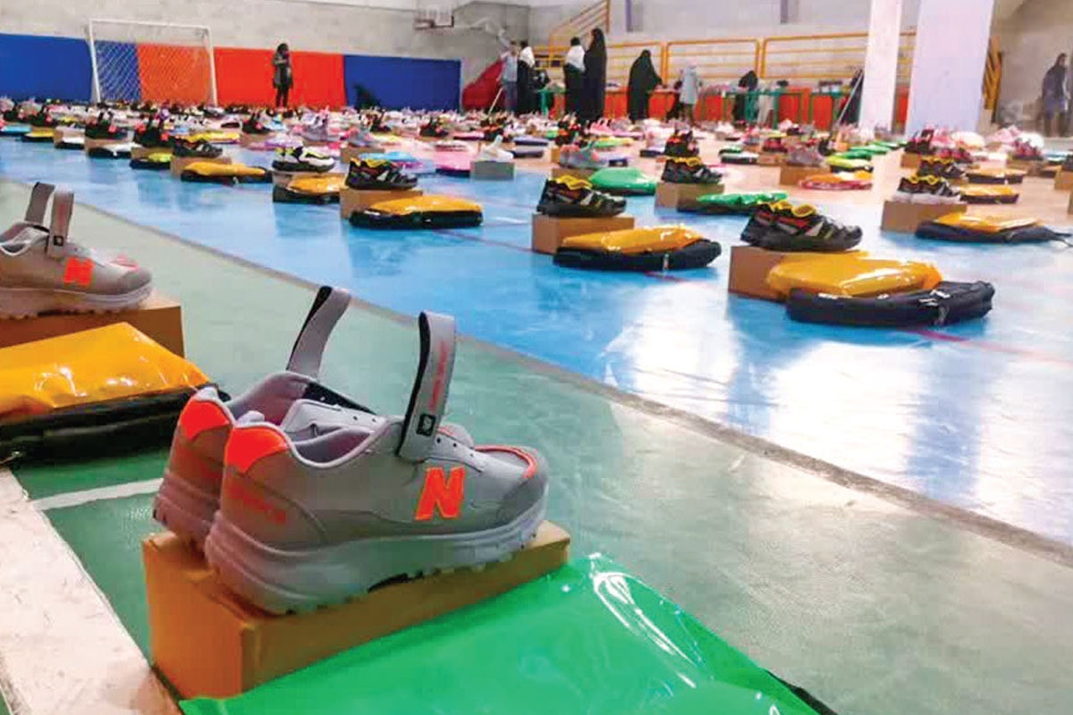 این روزها پویش هایی در گوشه وکنار شهر مشهد برای حمایت از دانش آموزان کم بضاعت در حال اجراست .