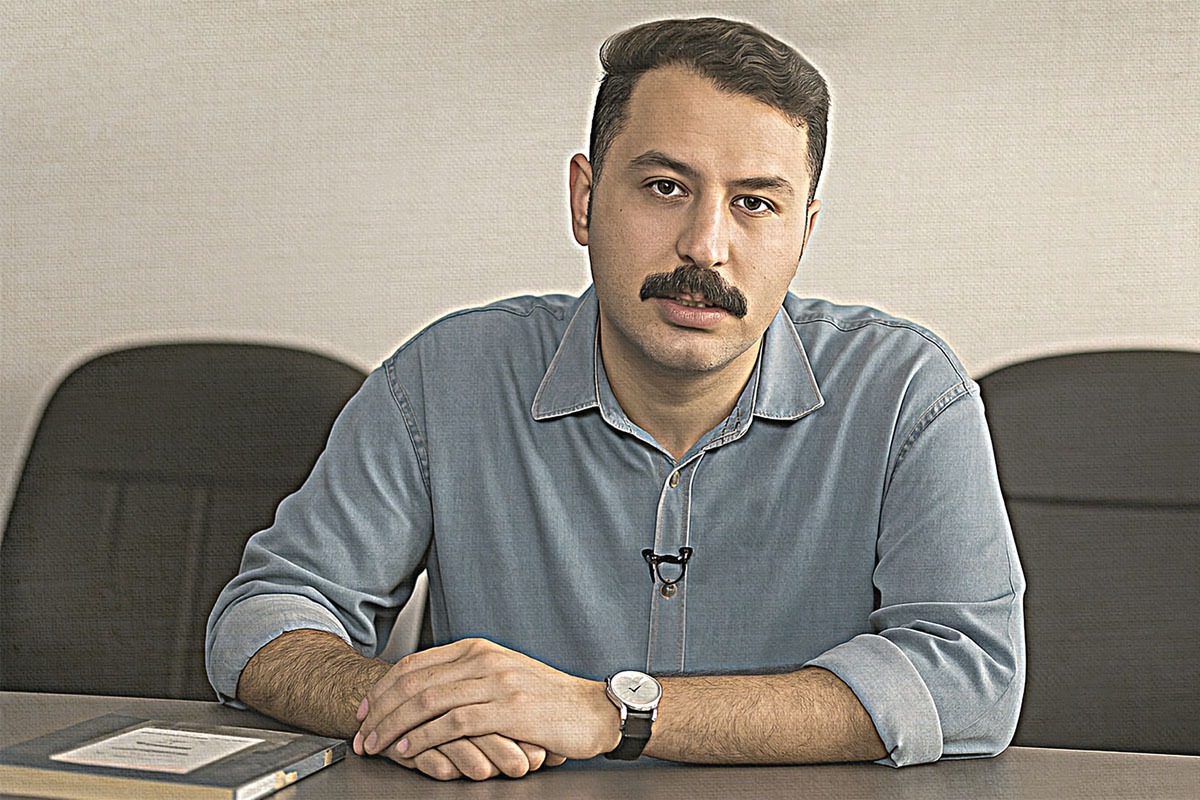 «مرده باد سقراط» تازه‌ترین رمان مهدی فروتن است که نشر «چشمه» آن را به تازگی منتشر کرده است. این اثر، پس از «وقایع نگاری مرگ یک دیوانه» و «مصائب آقای ه.» که به ترتیب در سال‌های ۱۳۹۹ و ۱۴۰۱ در نشر‌های «ثالث» و «نی» منتشر شده بودند، سومین رمان این نویسنده خراسانی است.