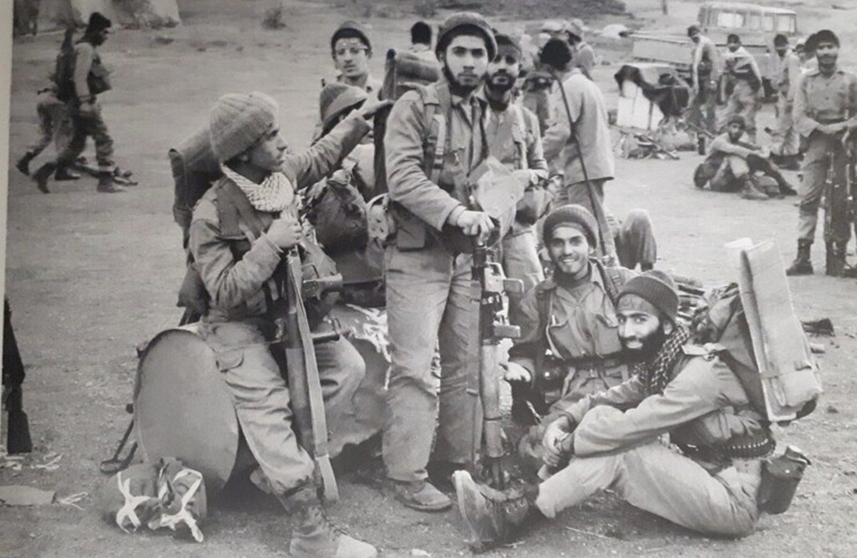 نمایشگاه عکس شهدای هشت سال دفاع مقدس با عنوان «معبر سرخ شهیدان» در حرم مطهر رضوی با نگاه به ۱۸ هزار شهید خراسان رضوی برپا شد.