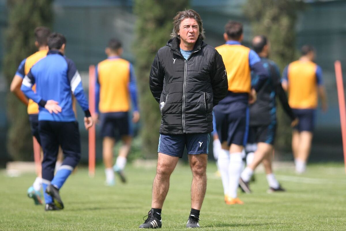 پیشکسوتان استقلال معتقدند که فعلاً زمانی برای دست‌کاری کادرفنی نیست و ساپینتو باید به فعالیت خود در استقلال ادامه دهد.