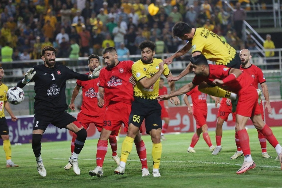 تیم‌های فوتبال سپاهان و تراکتور حساس‌ترین بازی هفته چهارم لیگ برتر فوتبال ایران را برگزار می‌کنند.