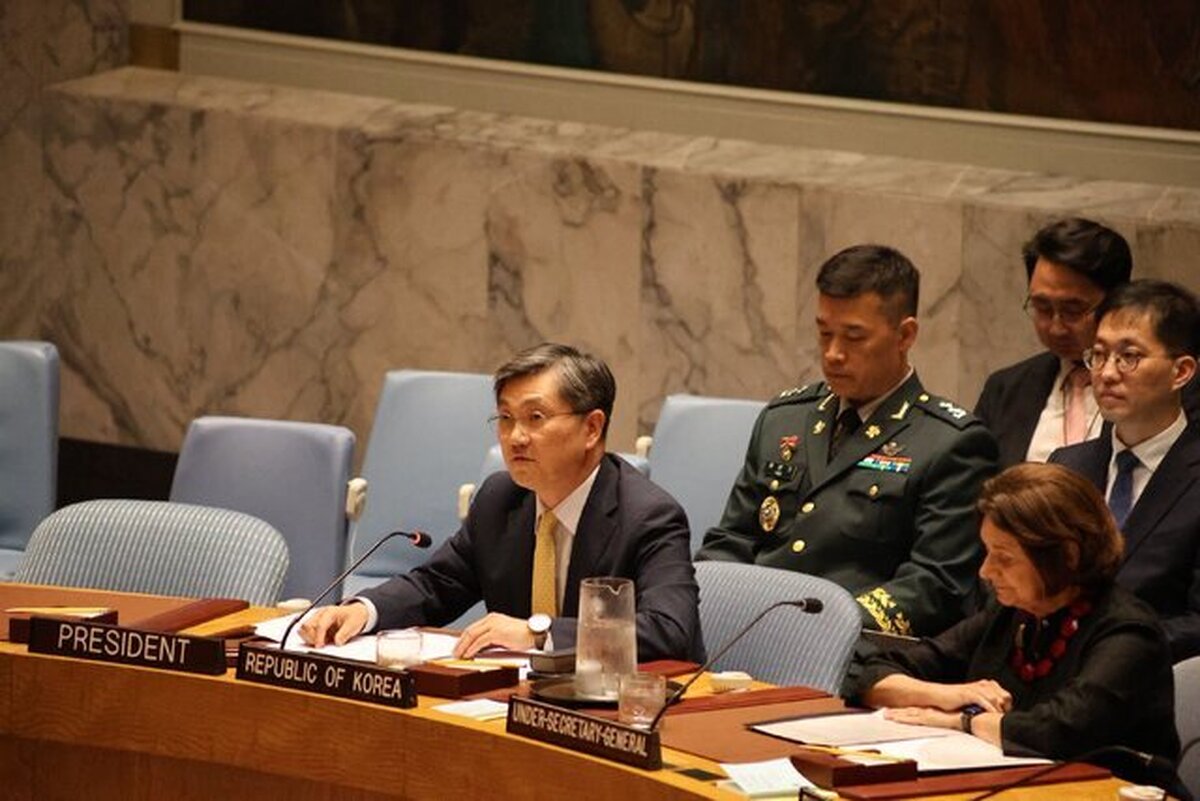 وزارت امورخارجه کره جنوبی پس از رای ممتنع این کشور به قطعنامه شورای امنیت سازمان ملل در رابطه با تحریم‌های ایران تاکید کرد این تصمیم را در پی بررسی عوامل متعدد با رویکرد حل مسالمت‌آمیز موضوع هسته‌ای ایران اتخاذ کرده است.