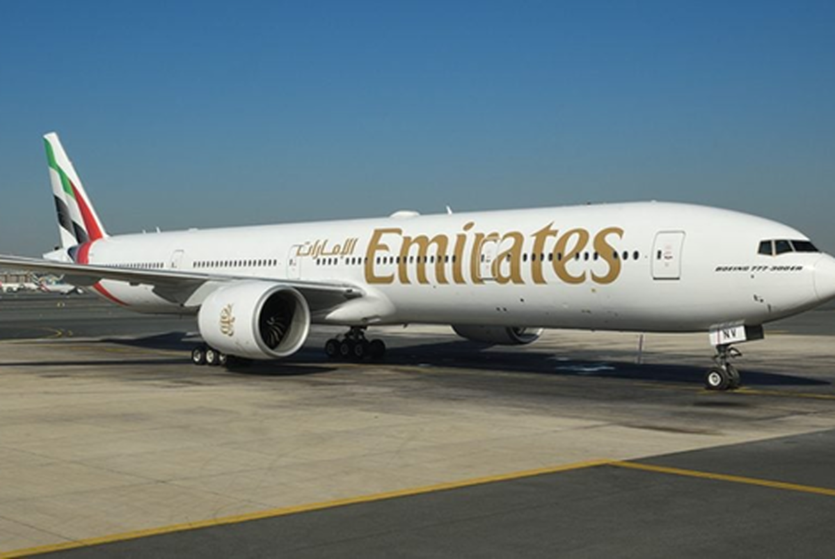 تصمیم یک‌باره دولت آمریکا برای افزایش هزینه ویزای H-۱B به ۱۰۰ هزار دلار، موجب شد مسافران هندی پیش از پرواز از هواپیمای امارات پیاده شوند و پرواز سان‌فرانسیسکو بیش از سه ساعت تاخیر بخورد.