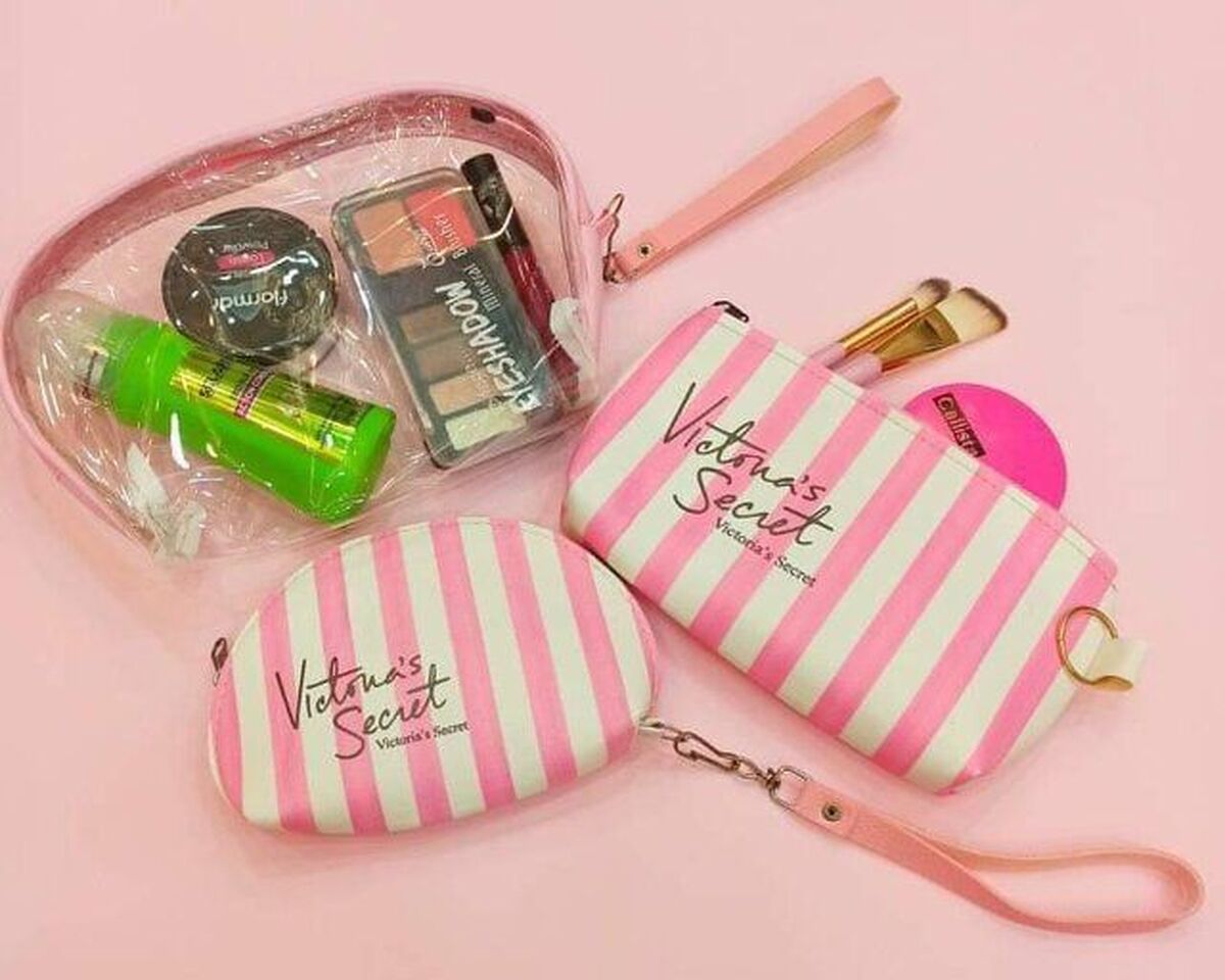 کیف لوازم آرایشی شما محل تجمع انواع باکتری‌ها و قارچ‌های بیماری‌زاست، باکتری‌هایی که می‌توانند عامل بروز بیماری‌های چشمی شوند.