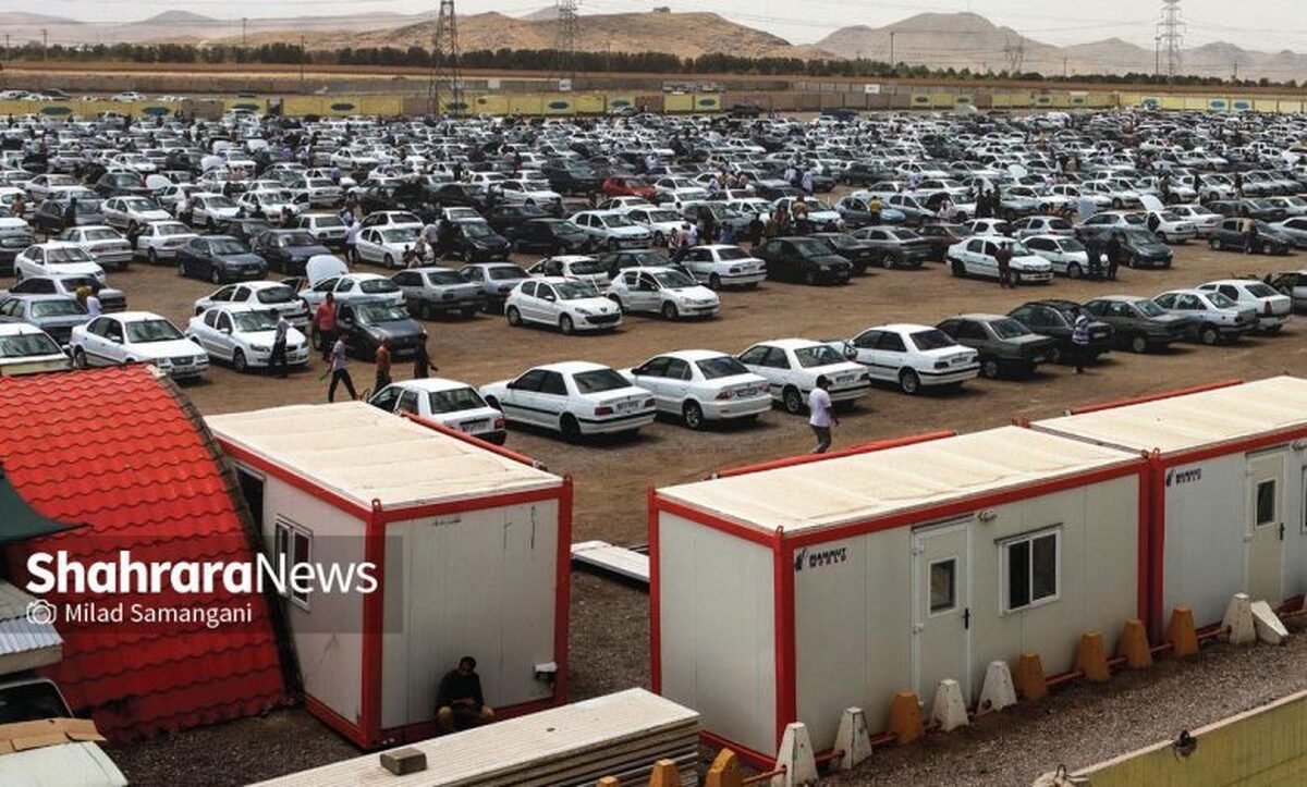 خودرو به سرعت در حال خروج از سبد خرید خانوار‌های ایرانی است. کف قیمت کارخانه‌ای به حدود ۵۰۰‌میلیون تومان رسیده و اقشار کم‌درآمد حتی با پس‌انداز کامل درآمد خود باید سال‌ها انتظار خرید آن را بکشند. پیش‌بینی می‌شود فعال شدن «مکانیسم ماشه» این فاصله را عمیق‌تر و دسترسی به خودرو را دشوارتر سازد.