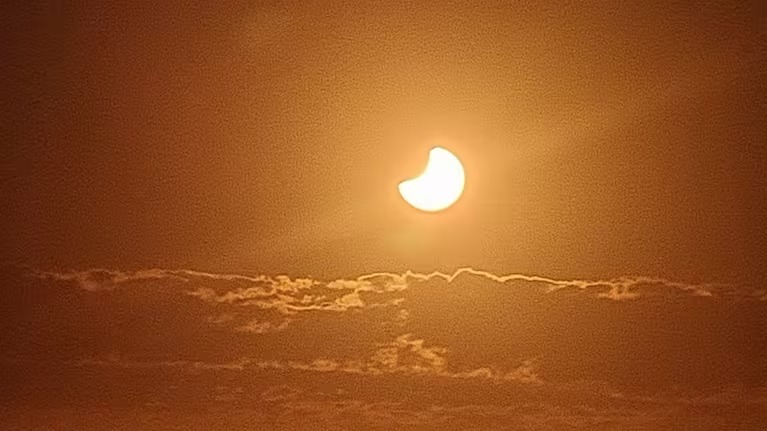 تصاویری از خورشیدگرفتگی جزئی ۳۰ شهریور ۱۴۰۴ که فقط ۰٫۲ درصد مردم دنیا آن را دیدند تصاویری از خورشیدگرفتگی جزئی ۳۰ شهریور ۱۴۰۴ که فقط ۰٫۲ درصد مردم دنیا آن را دیدند