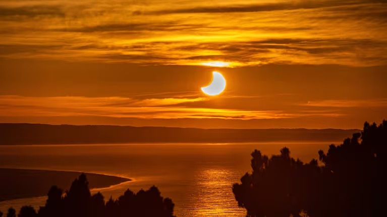 تصاویری از خورشیدگرفتگی جزئی ۳۰ شهریور ۱۴۰۴ که فقط ۰٫۲ درصد مردم دنیا آن را دیدند تصاویری از خورشیدگرفتگی جزئی ۳۰ شهریور ۱۴۰۴ که فقط ۰٫۲ درصد مردم دنیا آن را دیدند