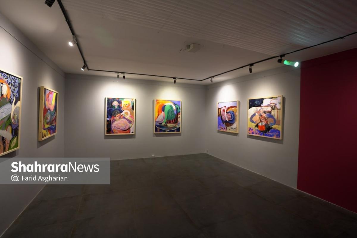 «به‌سوی نخستین»، اولین نمایشگاه انفرادی فاطمه رمضانی، با آثاری انتزاعی و پرانرژی برگزار شد.