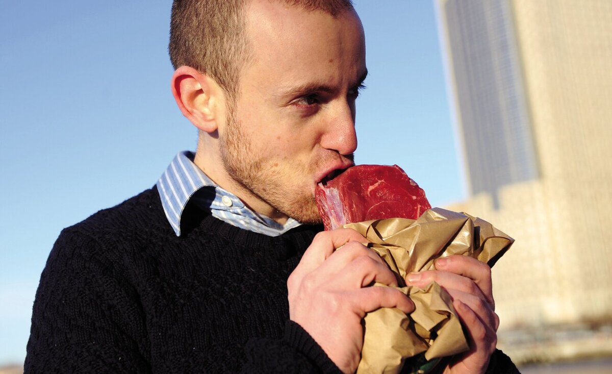 به گفته یک متخصص علوم و صنایع غذایی، نقرس نوعی آرتریت التهابی است که با درد ناگهانی، تورم و قرمزی مفاصل، به‌خصوص در انگشت شست پا شناخته می‌شود که علت اصلی این بیماری، تجمع بیش از حد اسید اوریک در خون است.