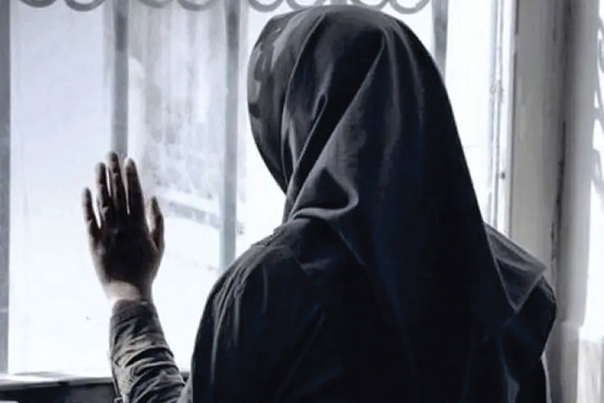 عروس جوان با صدایی لرزان گفت که  مادرش از  او و  شوهرش کلاهبرداری کرده؛ اقدامی که  او را  نزد خانواده همسرش بی آبرو کرده است.