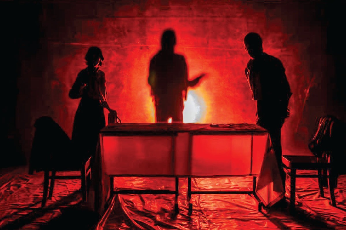 استانبول در نمایش، نه تصویر یک شهر توریستی، بلکه جغرافیایی برزخی است: ناخودآگاهی جمعی که خاطرات و تراژدی‌ها در آن انباشته‌اند. تماشاگر هم زمان در فضای عینی شهر و در عمق ذهن آوا حرکت می‌کند.