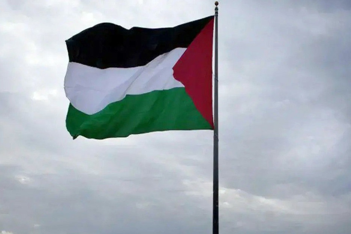 پس از به رسمیت شناخته شدن کشور مستقل فلسطین از سوی انگلیس امروز پرچم فلسطین در سفارت فلسطین در لندن به اهتزاز درآمد.